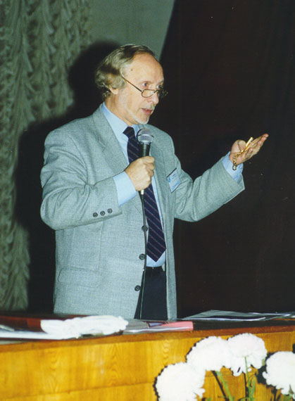 Vadim presents an invited 
paper in Orel State Technical University, 
Russia, October 2, 1999